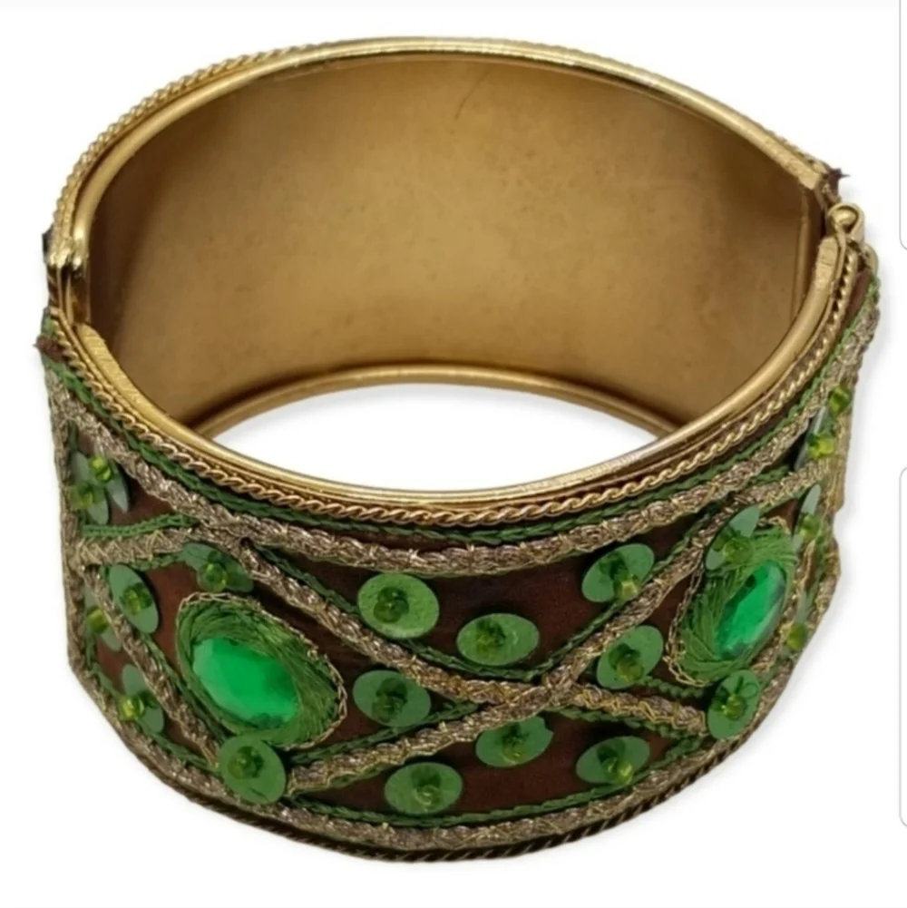 VINTAGE GOLDTONED & GREEN SEQUIN DETAILED BOHO CLAMPER BRACELET